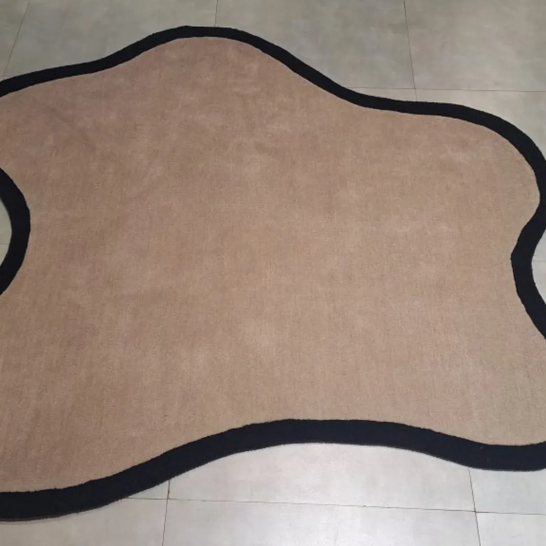 irregular black border hand tufted rug