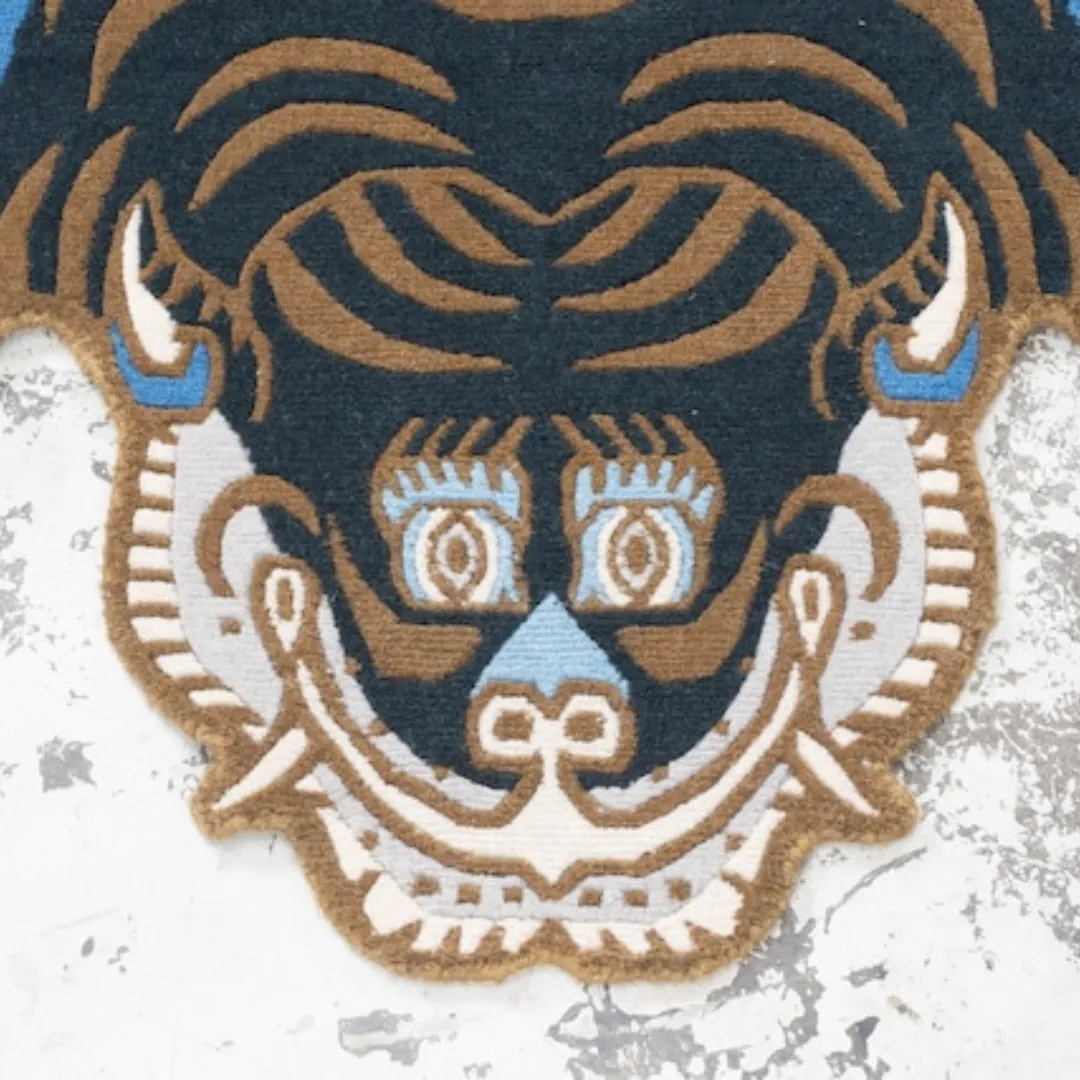 Rug with powerful tiger face and spiritual design