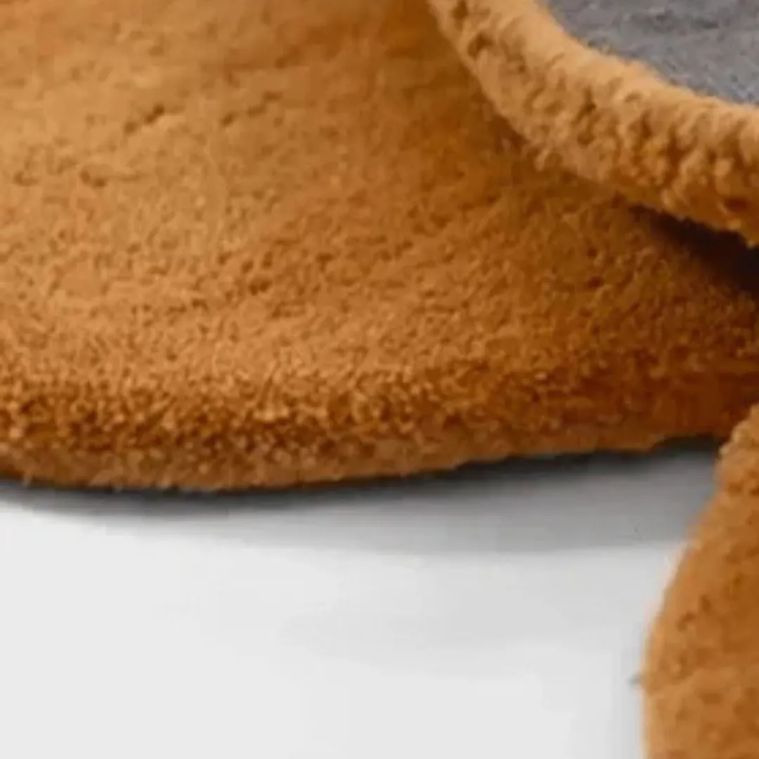 Modern rug in amber color, perfect for modern interiors