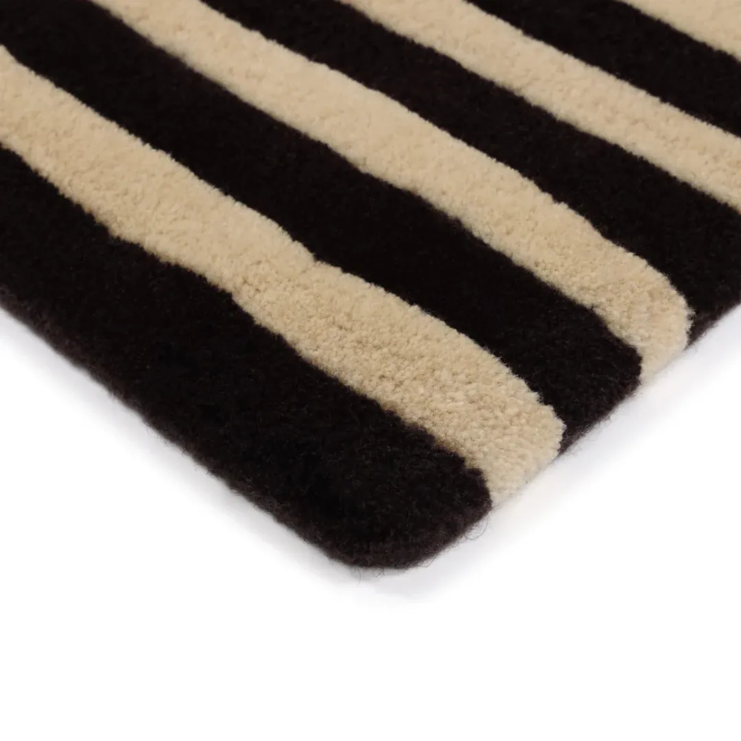 Abstract stripe pattern with fluid distortion on a runner