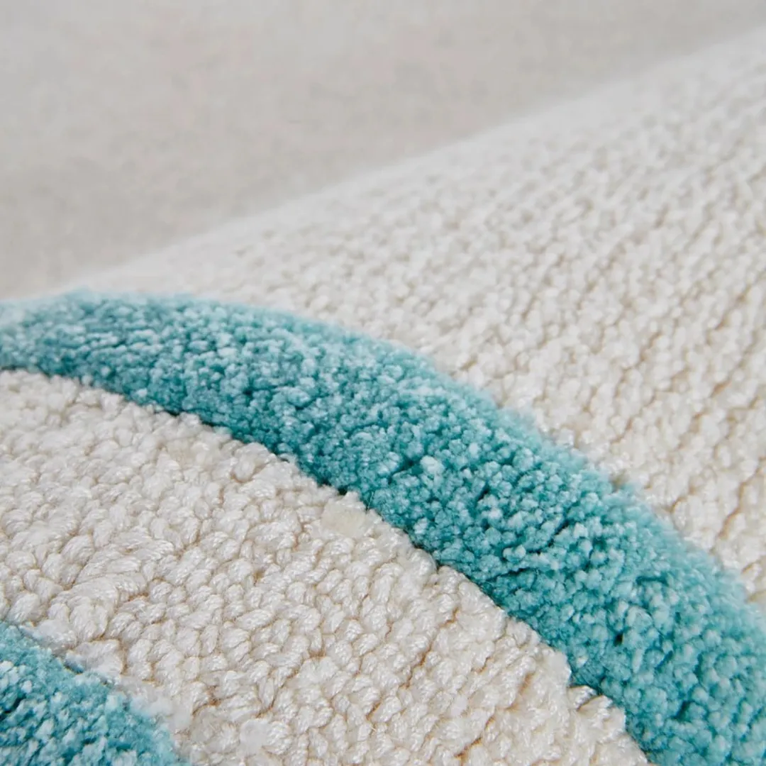 Scalloped and squared frame-style contour of white wool rug