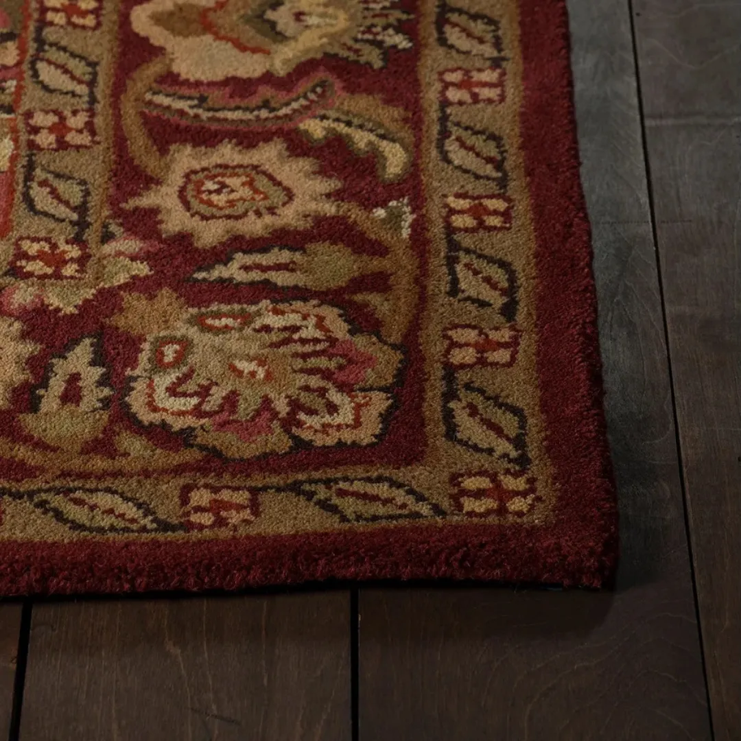 Cozy wool rug in the shape of a leaf with autumn tones