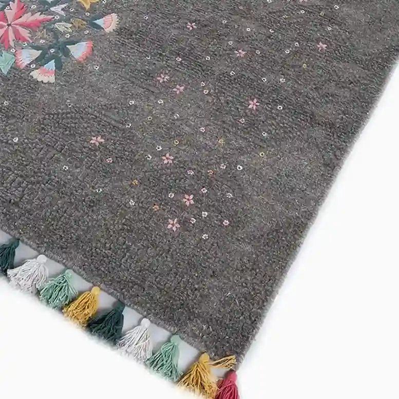 Elegant grey floral rug