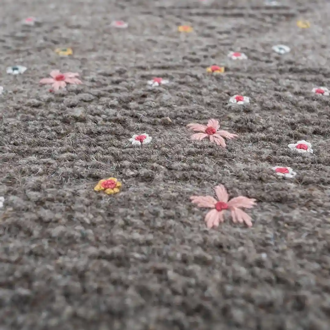 Elegant grey floral rug
