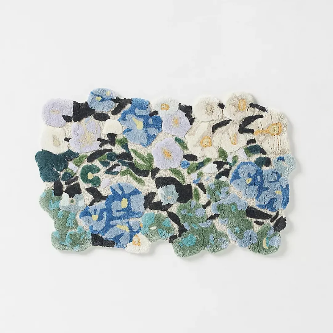 Scalloped border floral area rug with artistic freeform shape