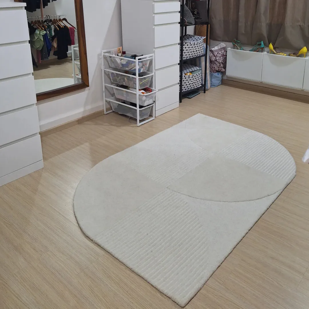 Half-round pattern tufted rug in soft ivory and sand tones